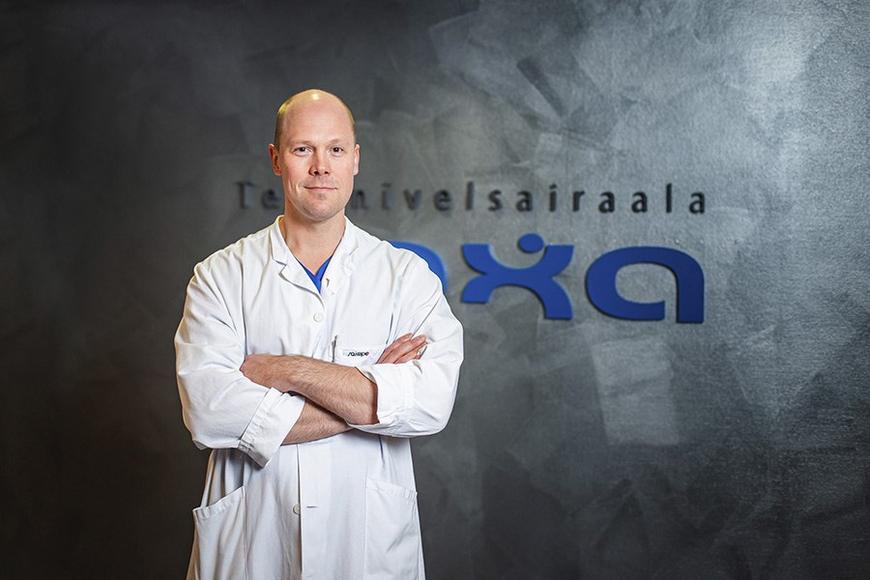 Kuvassa ortopedi Mika Niemeläinen