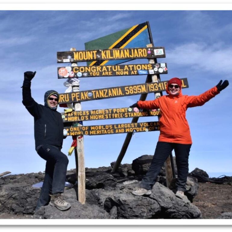 Pekka Mussalo vaimonsa kanssa Kilimanjaron huipulla.